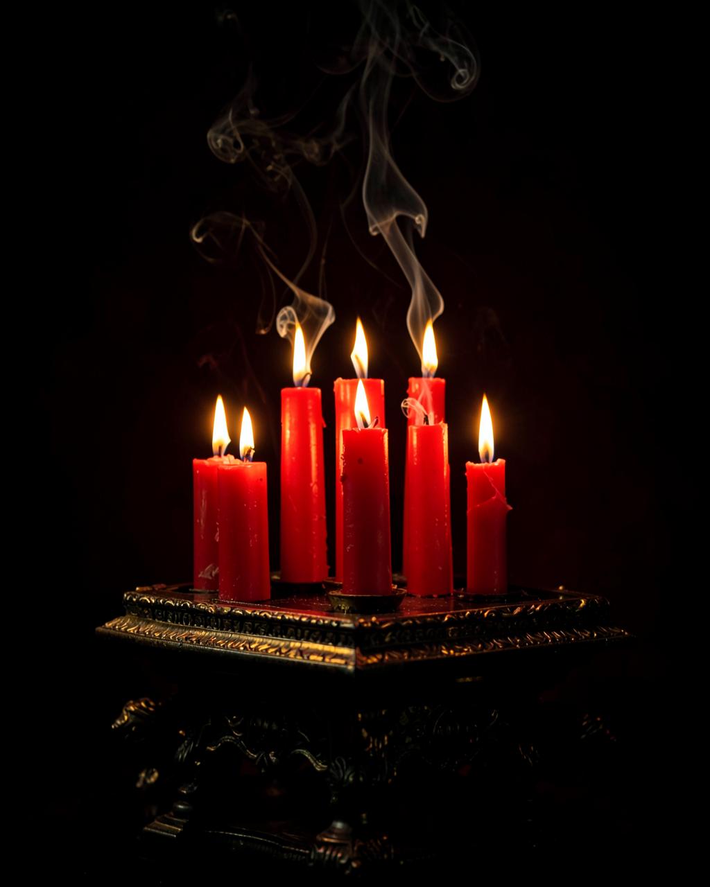 Velas vermelhas acesas em um altar místico
